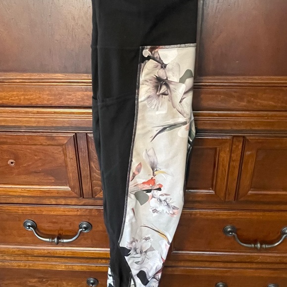 Athleta Cropped Leggings Women’s Medium - Picture 6 of 8